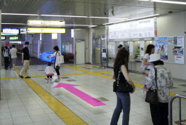 新京成線・北総線新鎌ヶ谷駅の改札口を出て直進します。