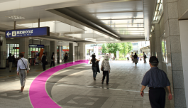 東武野田線新鎌ヶ谷駅改札を左手側に見ながら直進します。